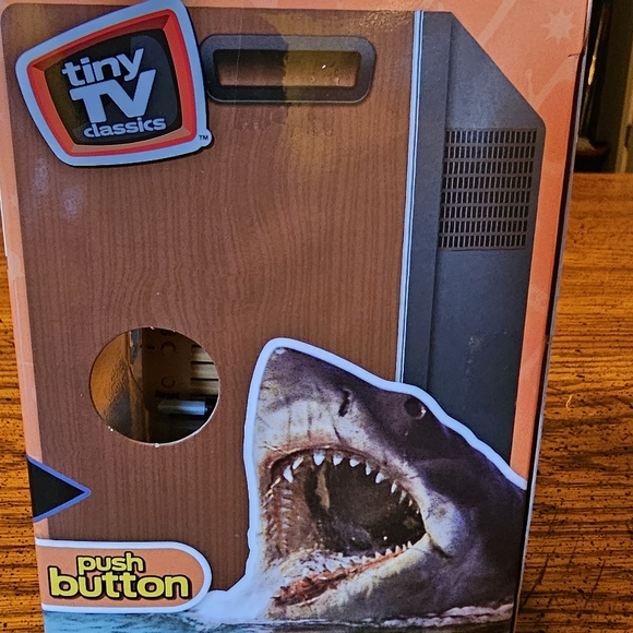Jaws Tiny screens mini TV w/ remote - Picture 7 of 7
